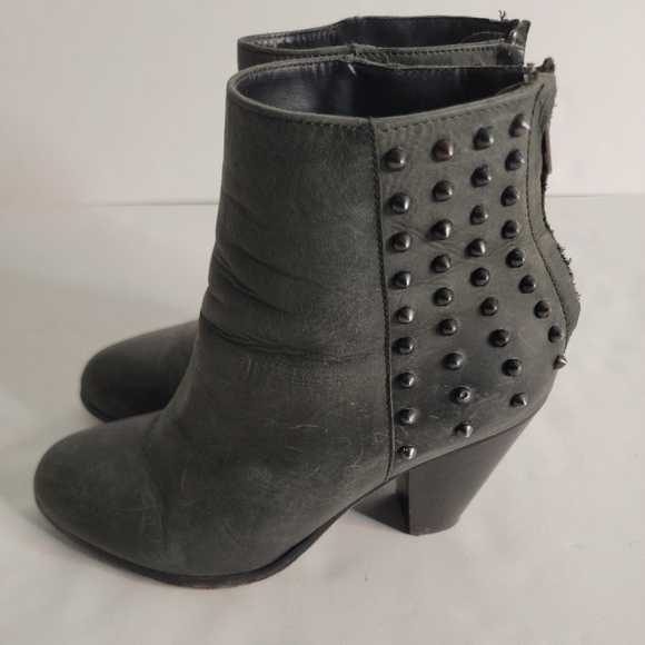 Steve Madden 9.5 Boots Acedd Leather Spiked Studs Ankle Booties PLL - Picture 1 of 9